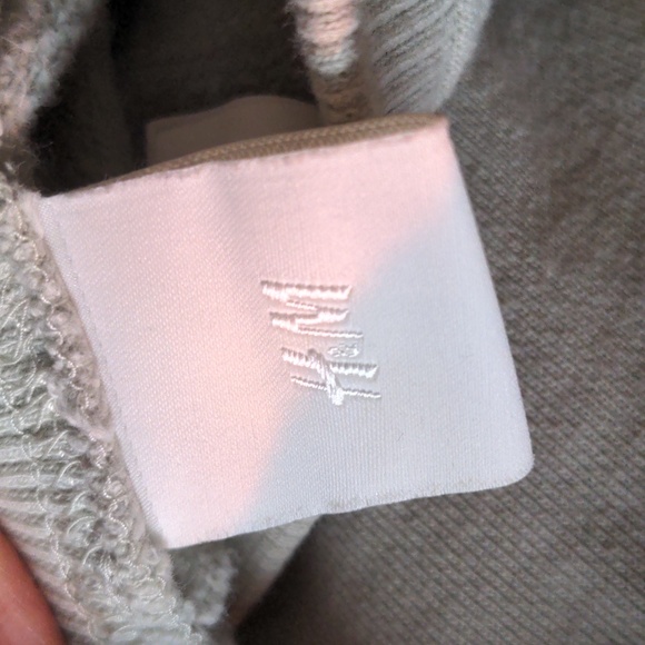 H&M Super soft and nice crewneck! - Picture 6 of 6